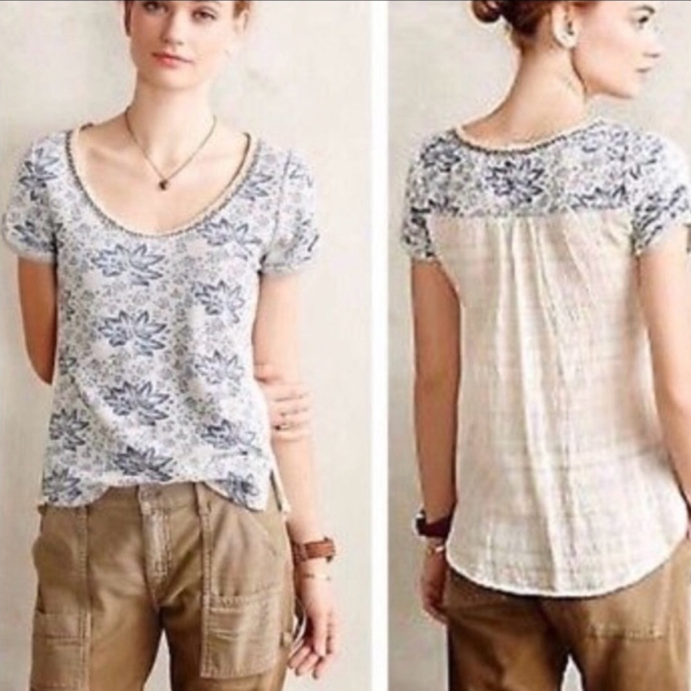 Anthropologie  Akemi + Kin Knit Short Sleeve Floral tee in Blue and Cream size s